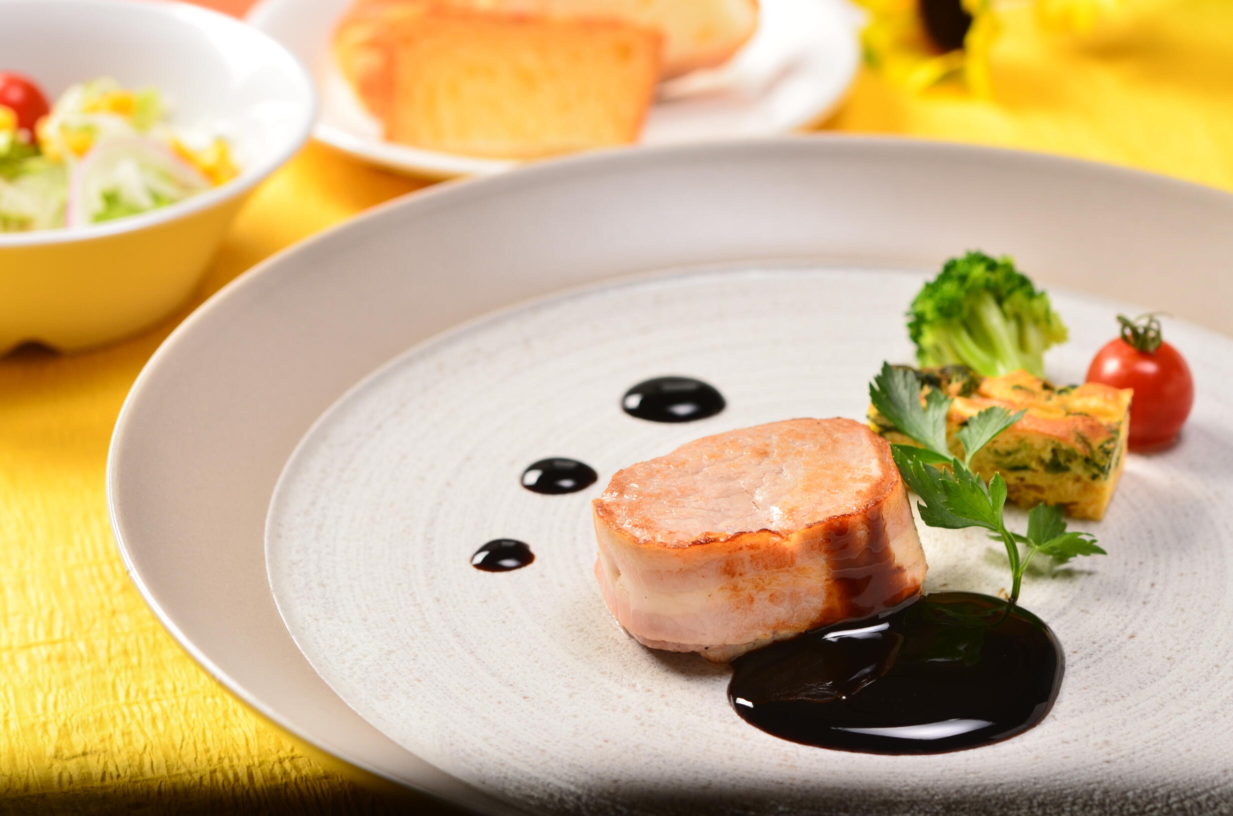 【予約不要】【ハーフブッフェ付】8月の洋食「お肉ランチ」