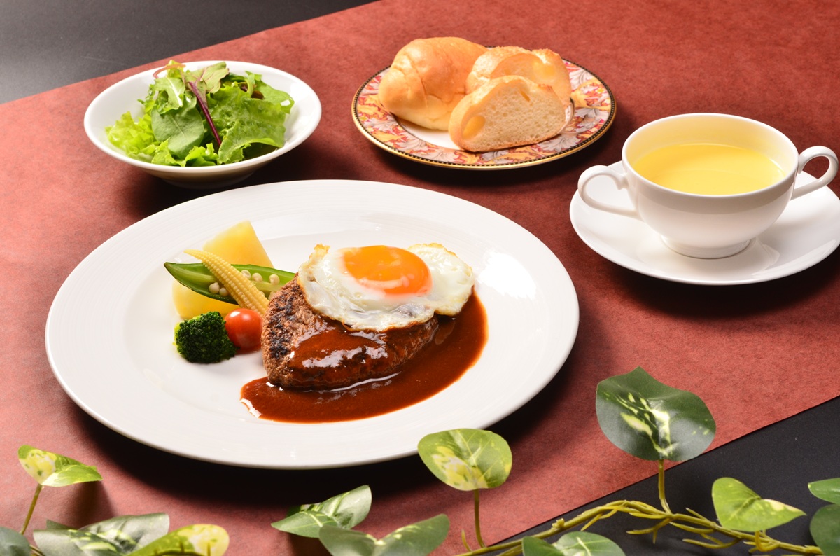 【9月限定ランチ】能登牛と豚の月見バーグ