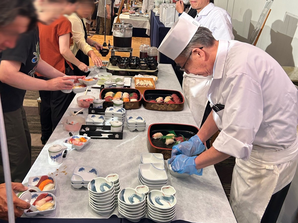 職人が目の前で握るお寿司コーナー