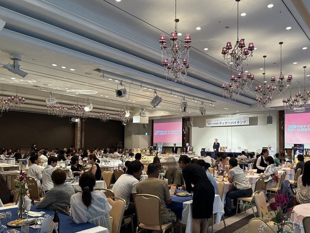 満席で賑わうディナーバイキング会場の様子